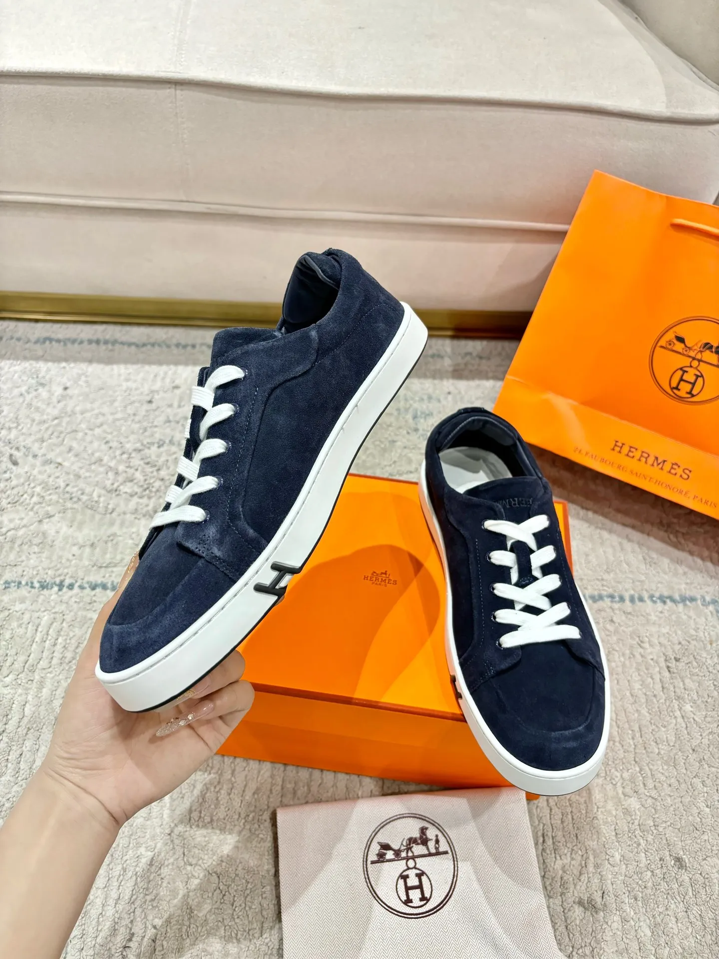 👟👟Ex-factory price 640👟👟 Men's model ➕10 Hermes·Hermès 2025ss new Lucky series men's leather loafers casual sports shoes for women Top version 🔝Original purchase, development and production👍🏻 This Hermès sports shoe is made of calfskin and suede goatskin, with iconic "H" details on the side, creating a dynamic and fashionable style. 💘 💜Material: original imported first-layer cowhide 💛Inner lining: original customized soft sheepskin 💚Sole: original molded non-slip TPU outsole ❤️Sole thickness: about 2.5cm 🤍Number of yards: 35-45👣 (40 for women and 45 for men, custom-made and non-refundable